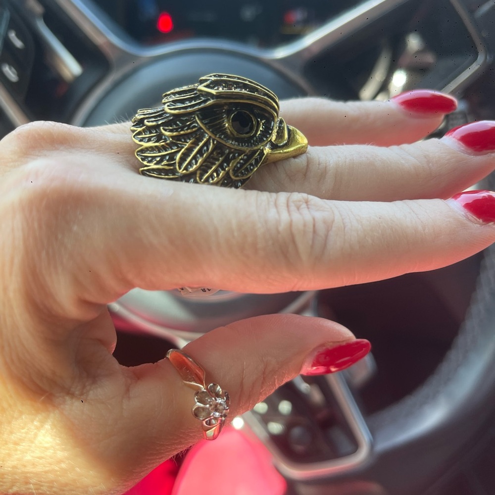 Kurt Geiger London Eagle Ring – Gold Tone – NEW 💎 - Picture 2 of 8
